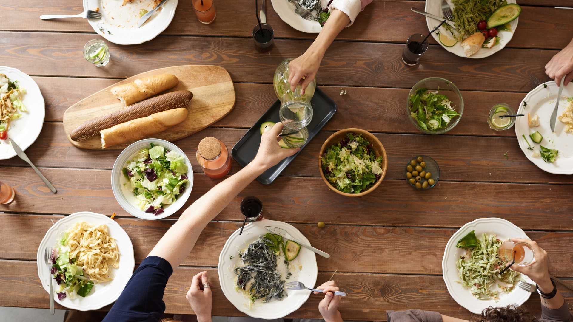 עובדים שבחרו בסדנאות בישול לחברות כחלק מיום גיבוש של החברה