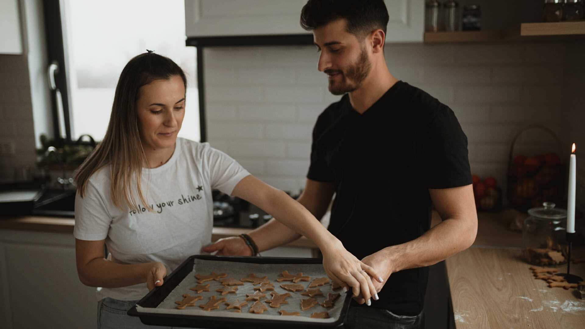 זוג מבשל לאחר שעבר סדנת בישול 