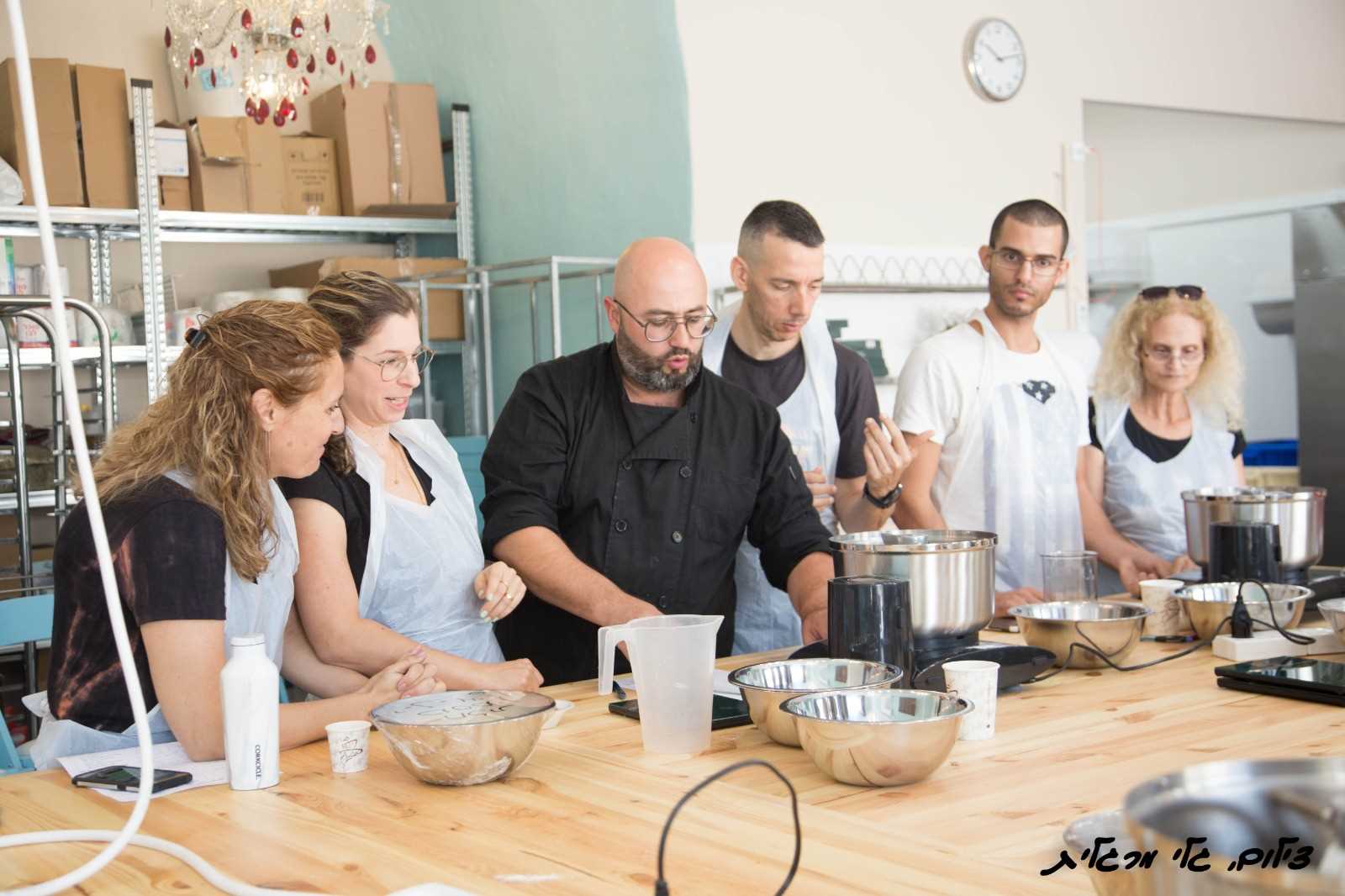 אנשים נהנים בקורסי הקונדיטוריה והאפייה של מבשלים חוויה